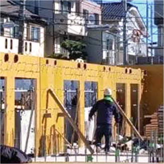 室内で作業内容を確認する作業員たち