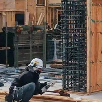 建設現場で上に向かって指示を出す作業員