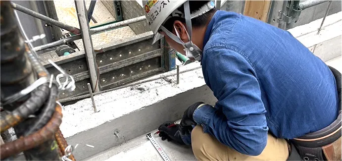 都市部の建設現場で資材を整理する様子