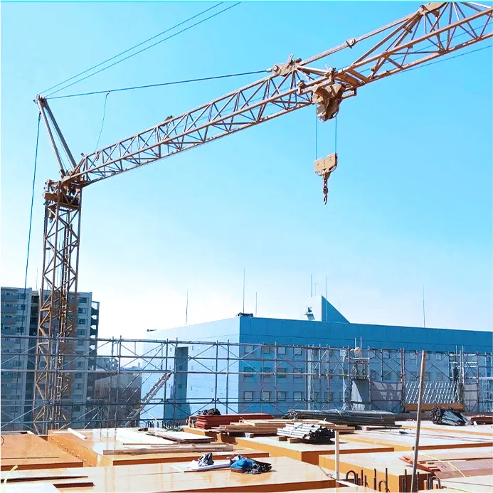 建設中の建物内部で話し合う作業員