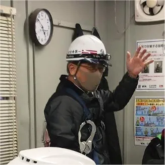 室内で作業内容を確認する作業員たち