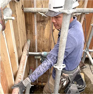 足場で作業を進める作業員