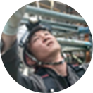 ヘルメットをかぶり上を向く鈴木尚人職長