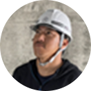 ヘルメットをかぶり上を向く藤村義職長